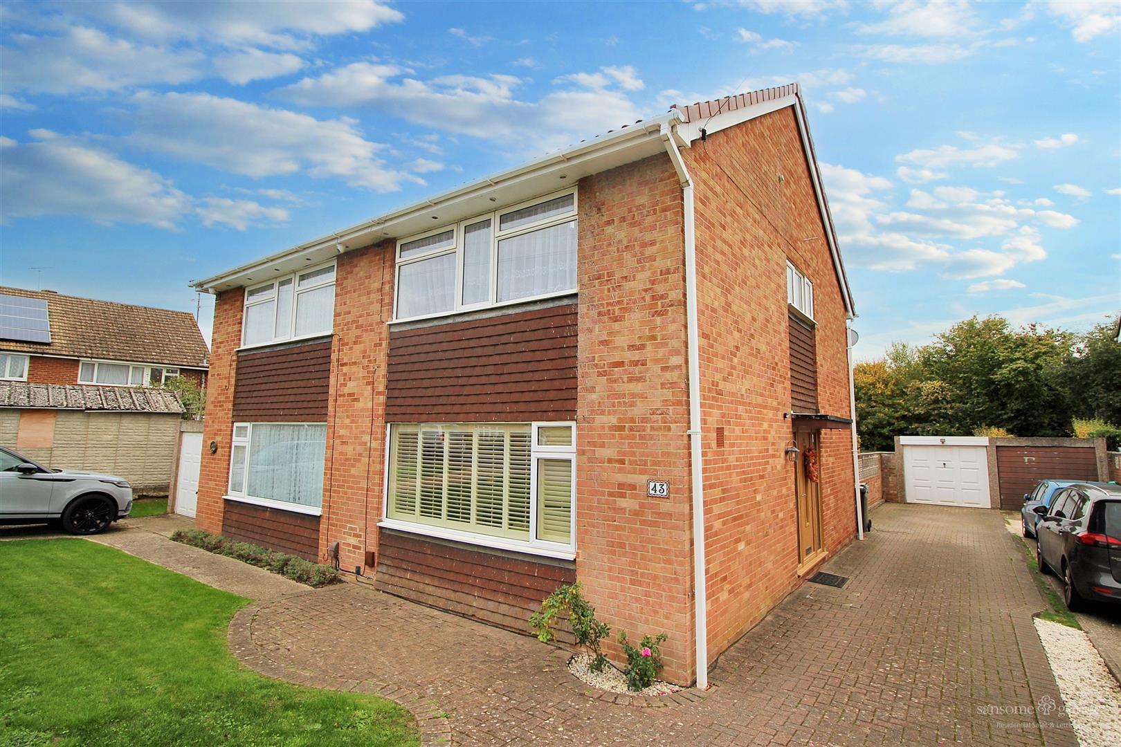 3 bed property in Vine Crescent, Reading